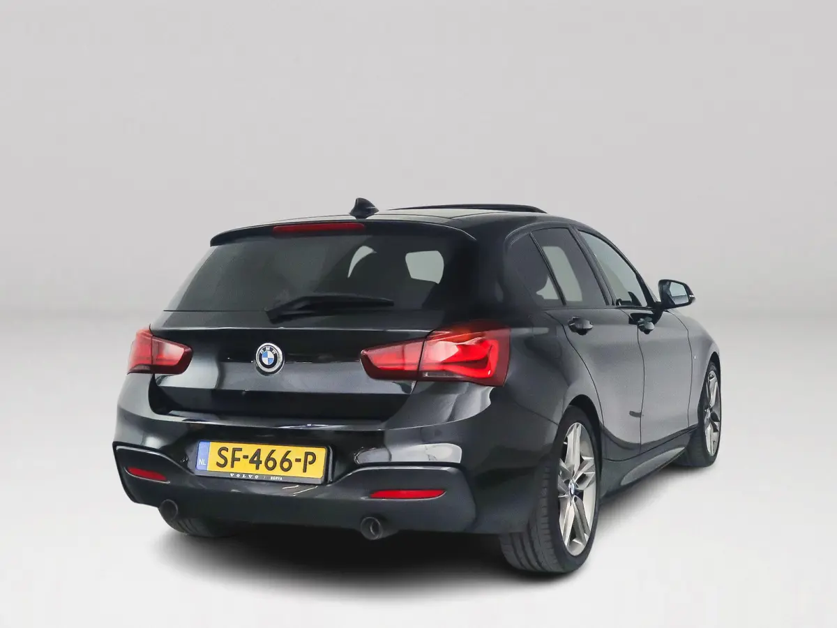 118i Corporate Lease High Executive | Panoramadak | Park assist | Harman Kardon | Stoelverwarming