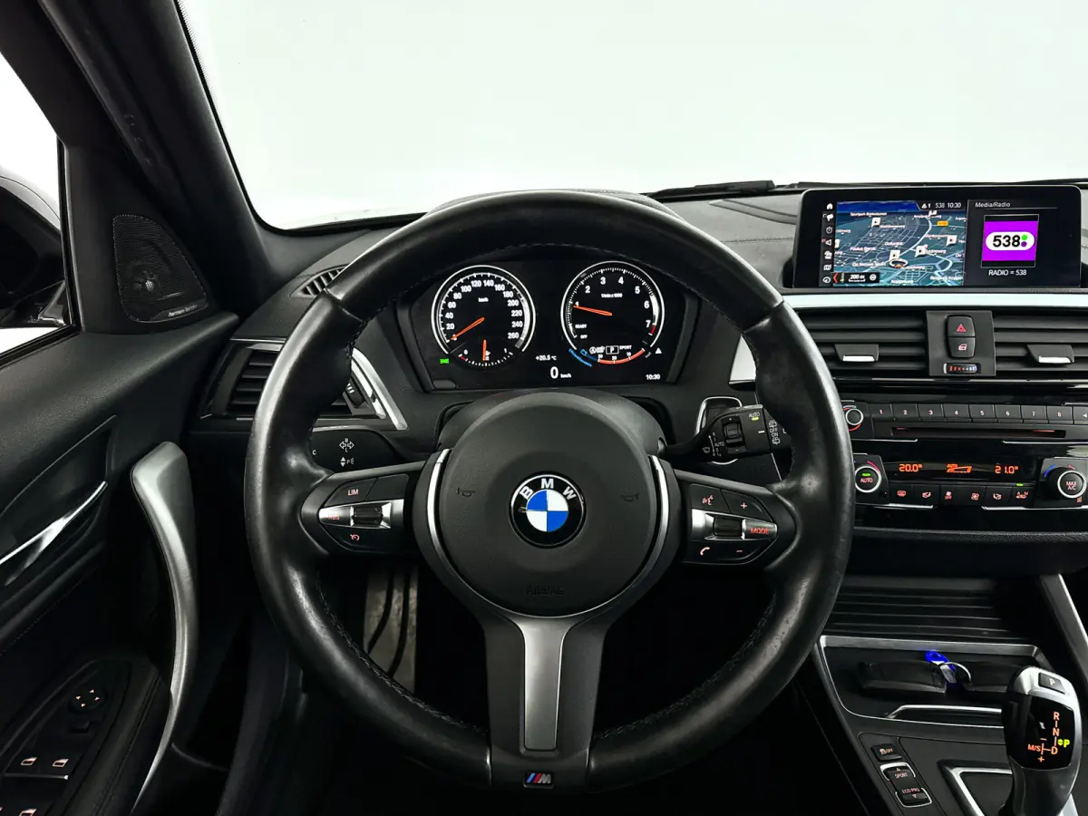 118i Corporate Lease High Executive | Panoramadak | Park assist | Harman Kardon | Stoelverwarming