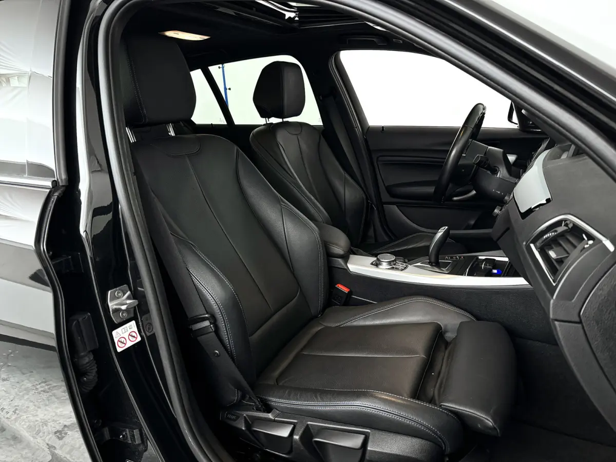118i Corporate Lease High Executive | Panoramadak | Park assist | Harman Kardon | Stoelverwarming