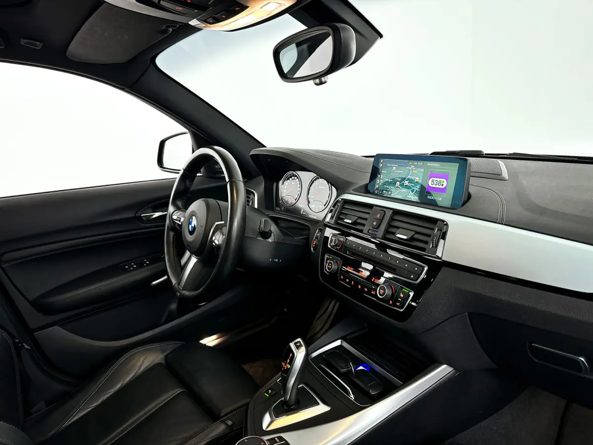 118i Corporate Lease High Executive | Panoramadak | Park assist | Harman Kardon | Stoelverwarming