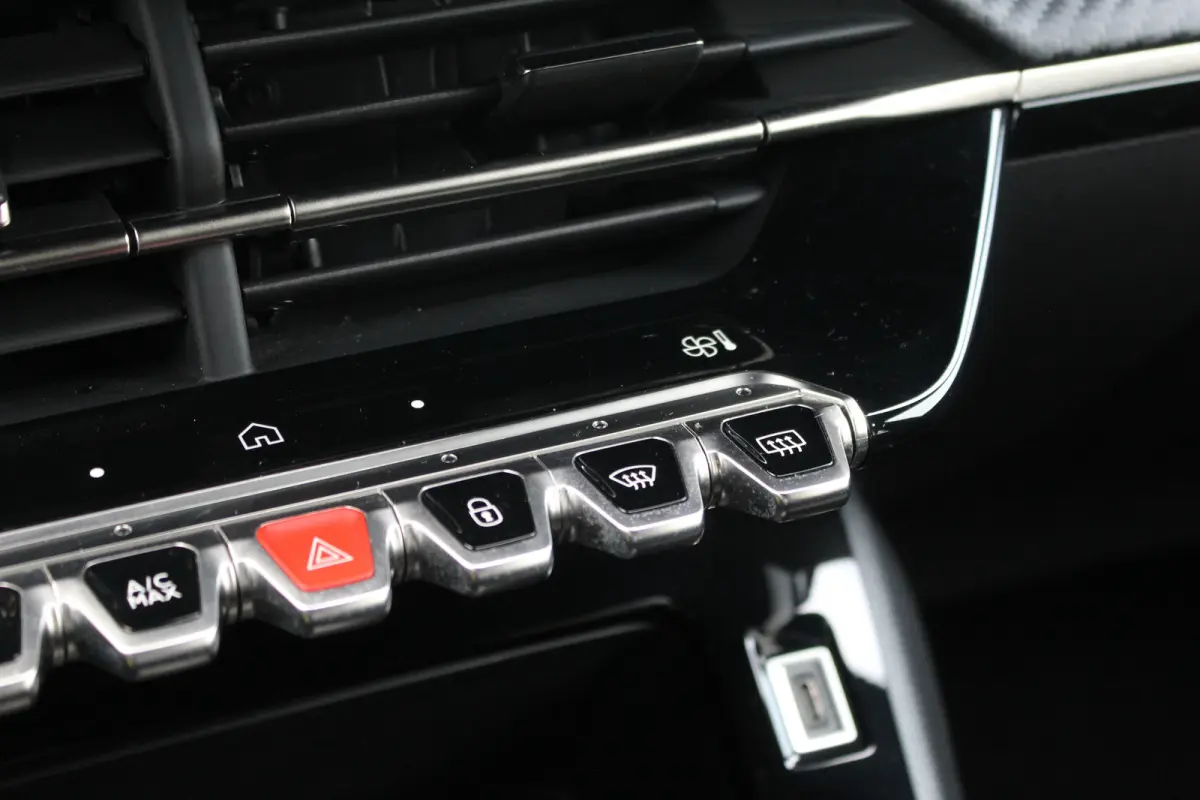 1.2 Hybrid 145 Style | Climate & Cruise C. | CarPlay | LED | DAB + | | Climate & Cruise C. | CarPlay | LED | DAB + |