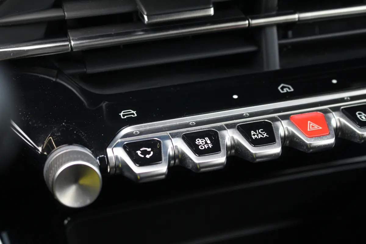1.2 Hybrid 145 Style | Climate & Cruise C. | CarPlay | LED | DAB + | | Climate & Cruise C. | CarPlay | LED | DAB + |