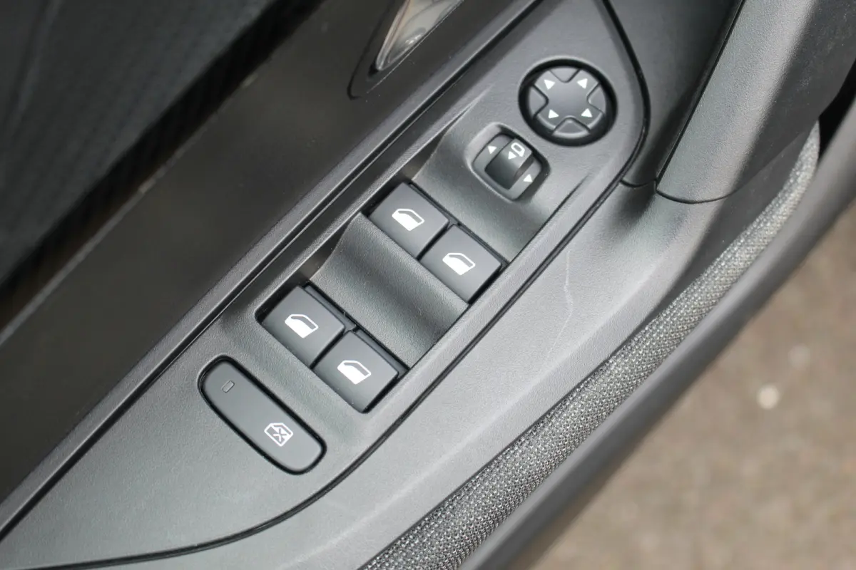 1.2 Hybrid 145 Style | Climate & Cruise C. | CarPlay | LED | DAB + | | Climate & Cruise C. | CarPlay | LED | DAB + |
