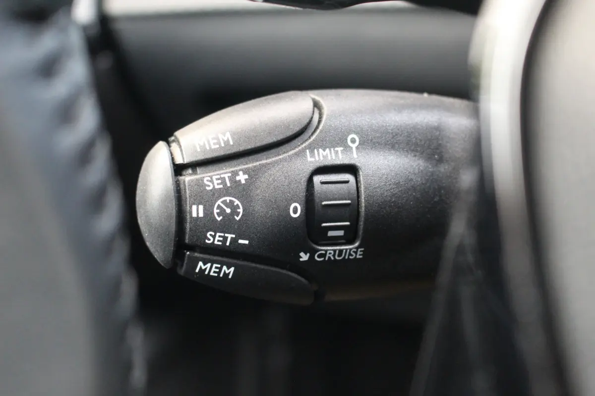 1.2 Hybrid 145 Style | Climate & Cruise C. | CarPlay | LED | DAB + | | Climate & Cruise C. | CarPlay | LED | DAB + |