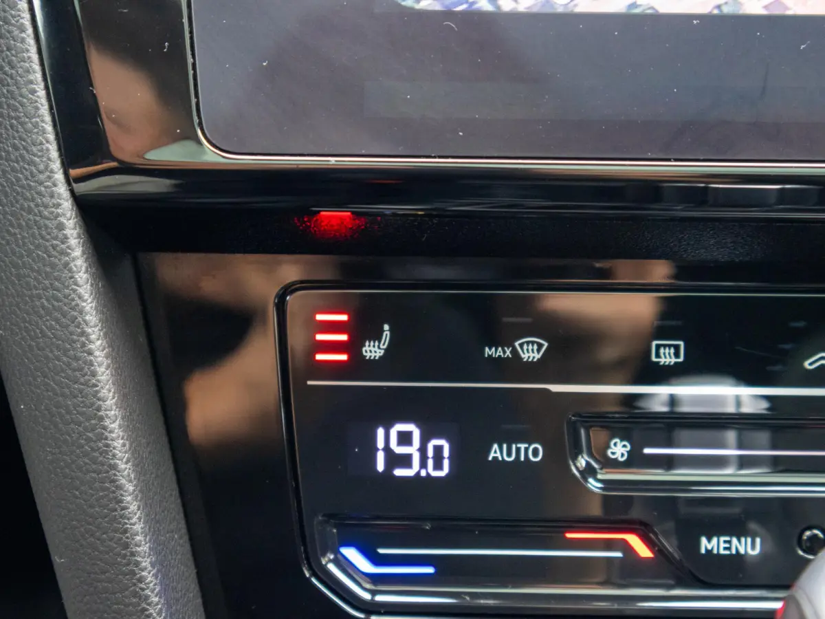 1.4 TSI eHybrid R-Line Business+ SOH 89% Pano Matrix LED