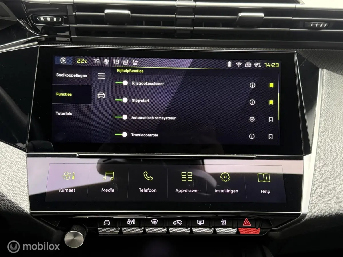 1.2 PureTech GT 130 EAT8 Panodak Alcantara Massage Navi Carplay Camera Virtual