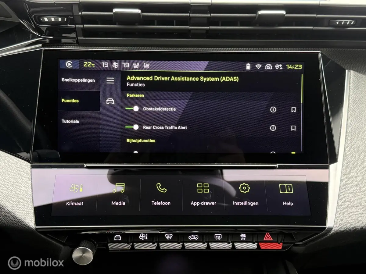 1.2 PureTech GT 130 EAT8 Panodak Alcantara Massage Navi Carplay Camera Virtual