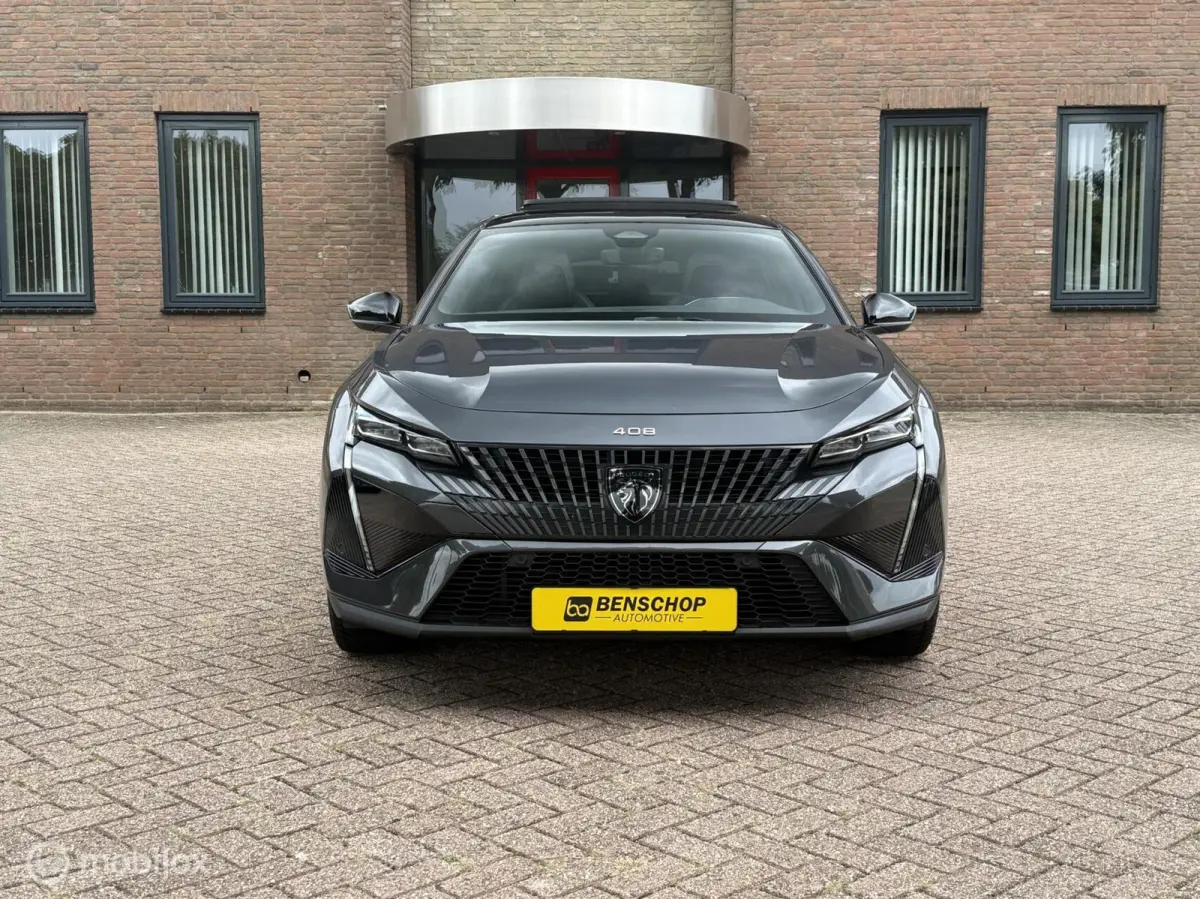 1.2 PureTech GT 130 EAT8 Panodak Alcantara Massage Navi Carplay Camera Virtual