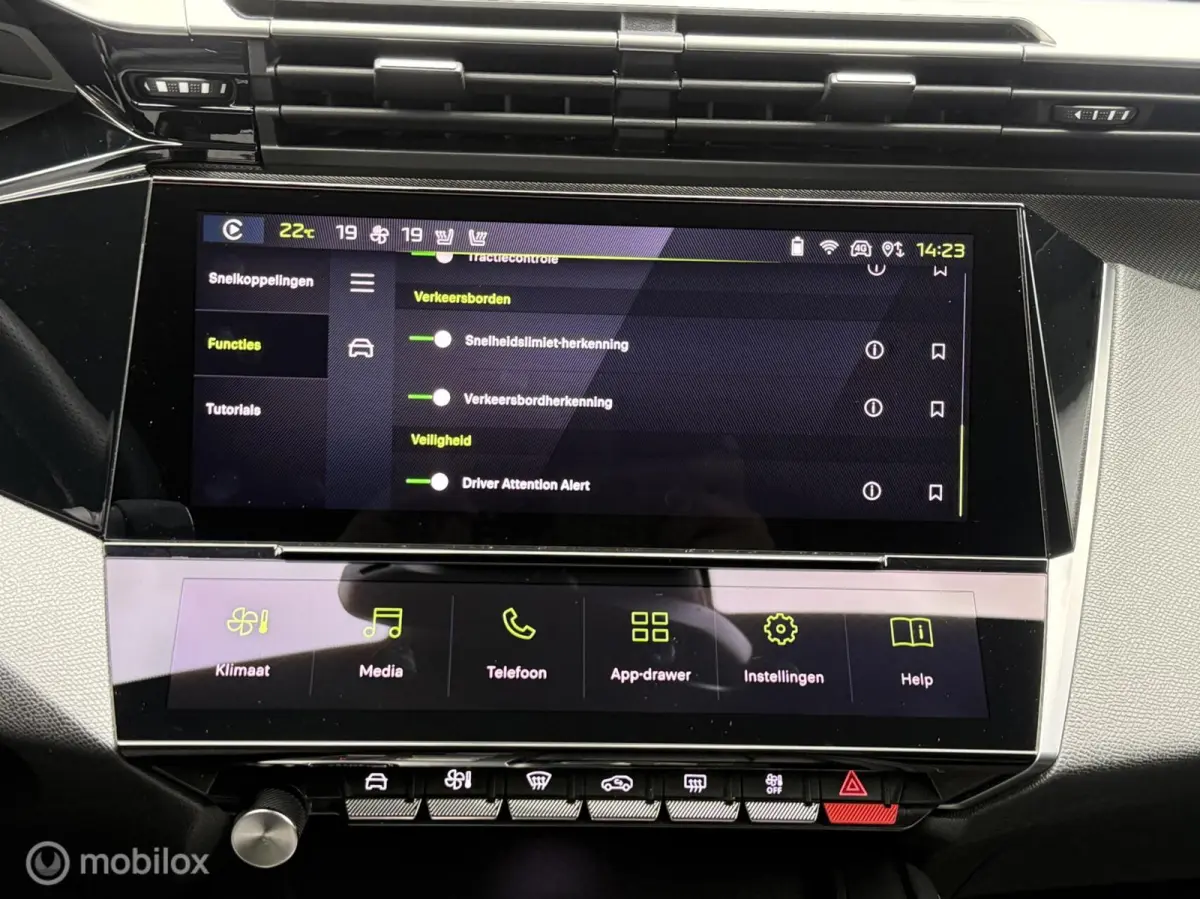 1.2 PureTech GT 130 EAT8 Panodak Alcantara Massage Navi Carplay Camera Virtual