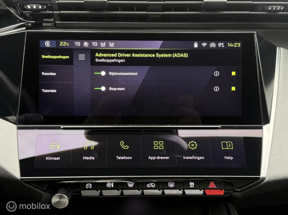 1.2 PureTech GT 130 EAT8 Panodak Alcantara Massage Navi Carplay Camera Virtual