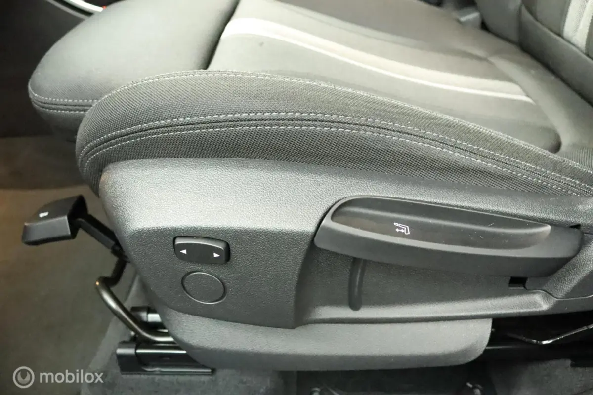 sDrive18i Exe CARPLAY TREKHAAK AIRCO NAVI CRUISE