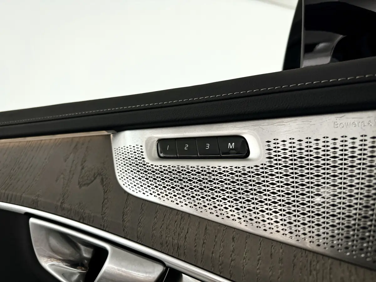 T8 Plug-in hybrid AWD Ultra Dark | SOH 100% | Panoramadak | 360º camera | Luchtvering | Head- Up display | Bowers & Wilkins | Stoelventilatie | Trekhaak