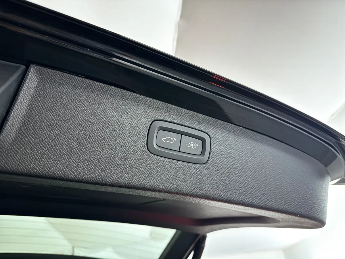 T8 Plug-in hybrid AWD Ultra Dark | SOH 100% | Panoramadak | 360º camera | Luchtvering | Head- Up display | Bowers & Wilkins | Stoelventilatie | Trekhaak