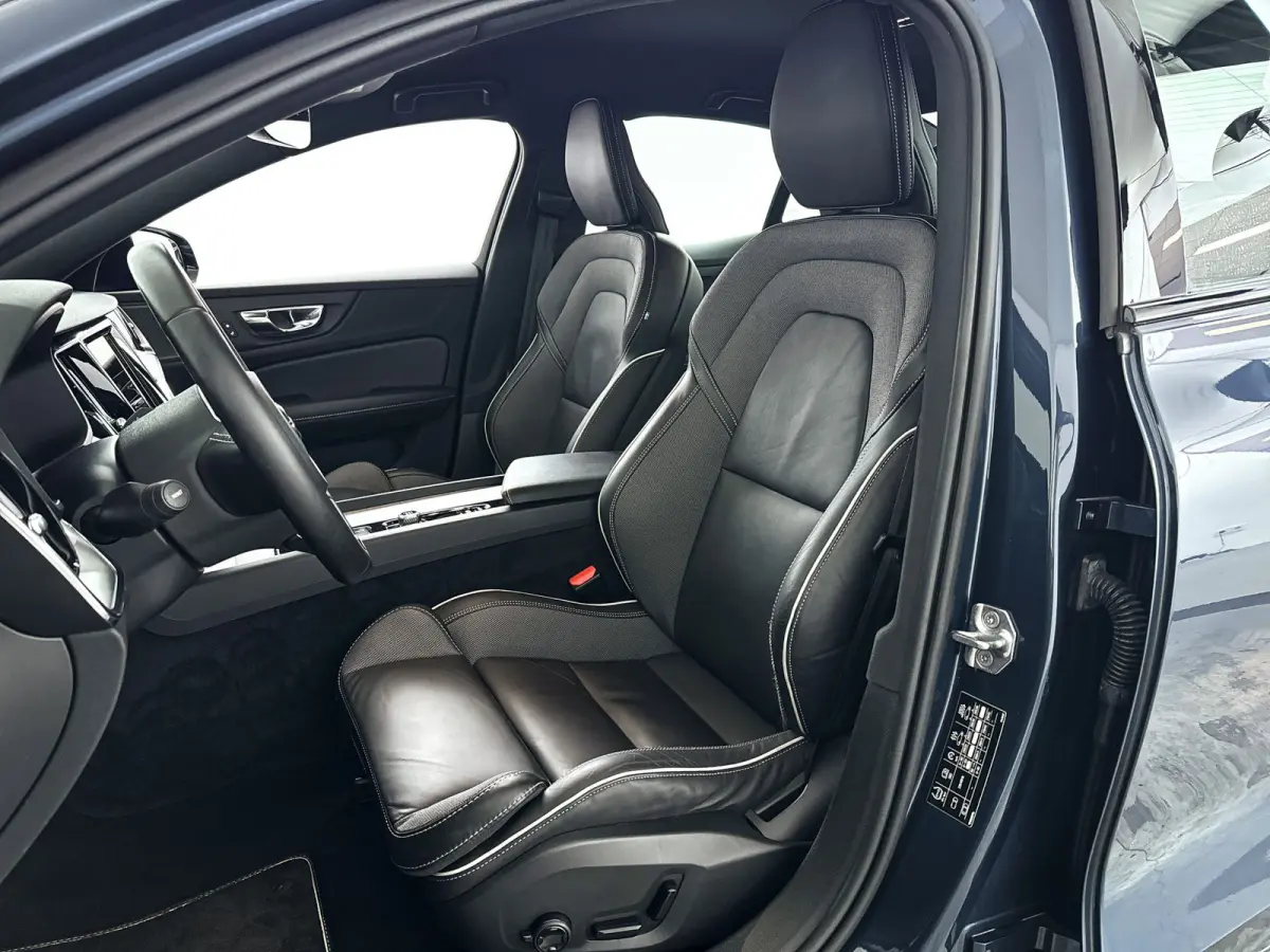 B4 R-Design | Parkeercamera | Harman Kardon | Stoel- en stuurverwarming | Trekhaak