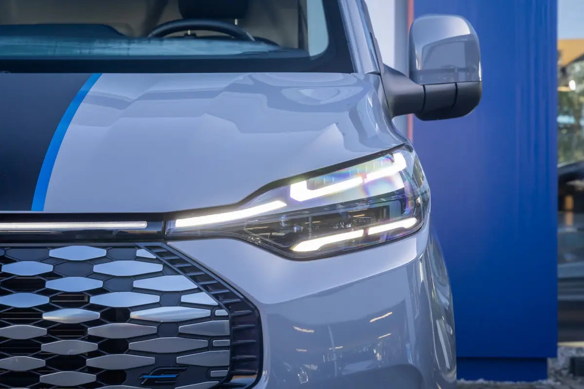 340 L2H1 Sport 71 kWh | Camera | Apple Carplay/Android Auto | Cruise adaptief | Stuur/stoel/voorruit verwarming | Keyless entry/start | Digitaal dashboard | Achteruitrijcamera | Apple Carpla