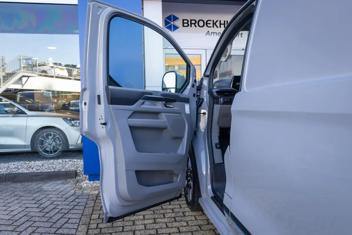 340 L2H1 Sport 71 kWh | Camera | Apple Carplay/Android Auto | Cruise adaptief | Stuur/stoel/voorruit verwarming | Keyless entry/start | Digitaal dashboard | Achteruitrijcamera | Apple Carpla