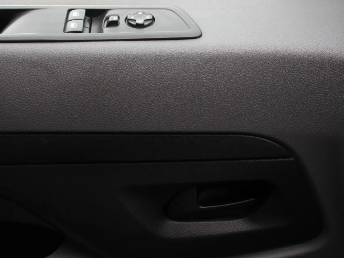 1.5 D-4D Cool Comfort Lang 9 Persoons Stoelverwarming Cruise Control Parkeersensoren DAB Bluetooth Airco