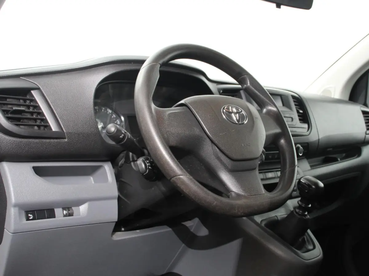 1.5 D-4D Cool Comfort Lang 9 Persoons Stoelverwarming Cruise Control Parkeersensoren DAB Bluetooth Airco
