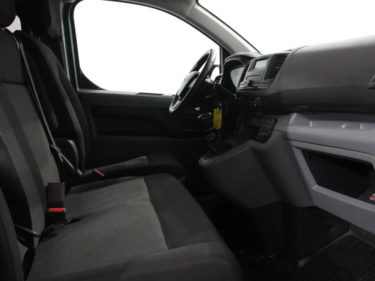 1.5 D-4D Cool Comfort Lang 9 Persoons Stoelverwarming Cruise Control Parkeersensoren DAB Bluetooth Airco