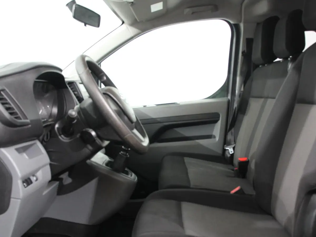 1.5 D-4D Cool Comfort Lang 9 Persoons Stoelverwarming Cruise Control Parkeersensoren DAB Bluetooth Airco