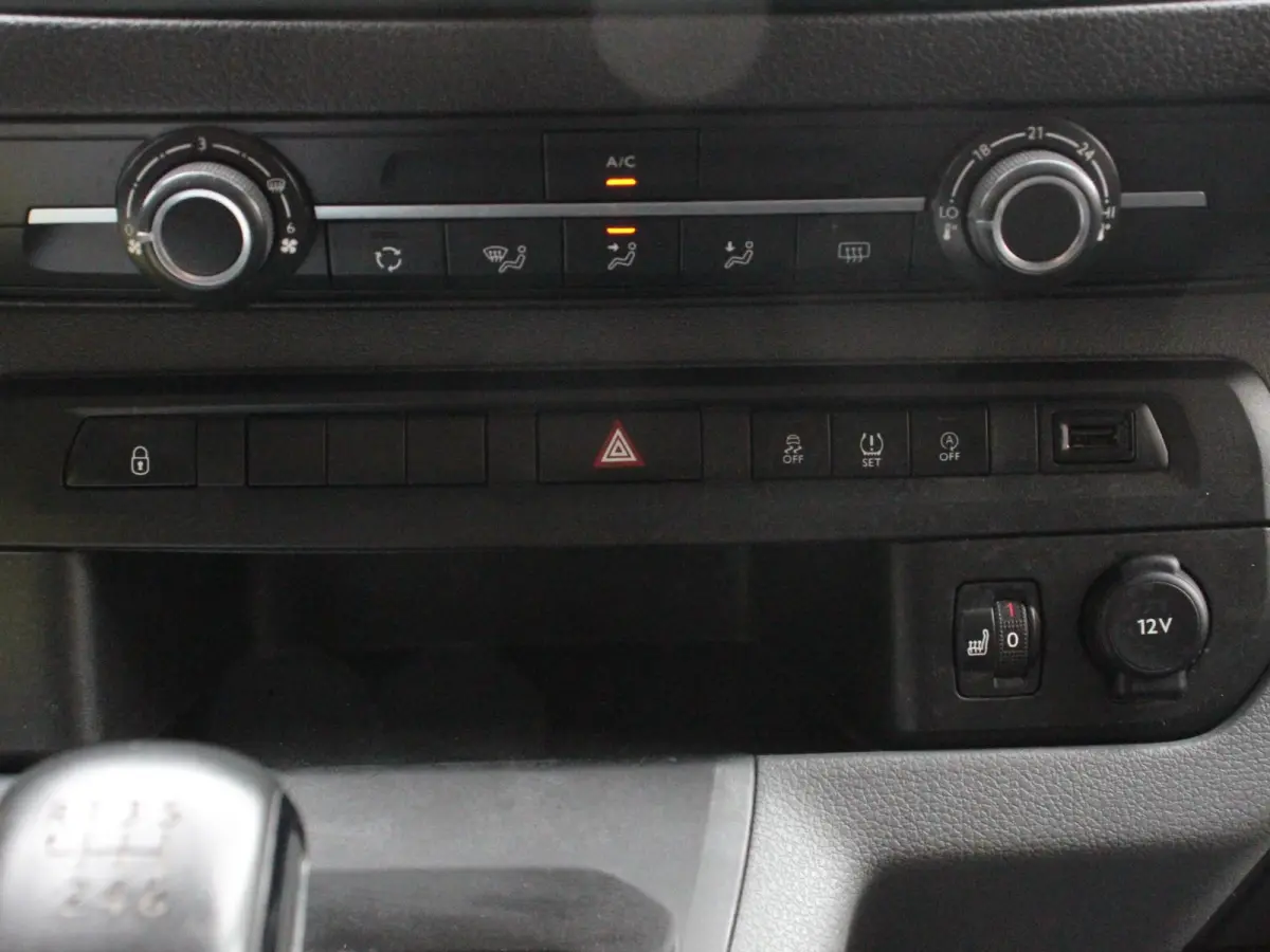 1.5 D-4D Cool Comfort Lang 9 Persoons Stoelverwarming Cruise Control Parkeersensoren DAB Bluetooth Airco