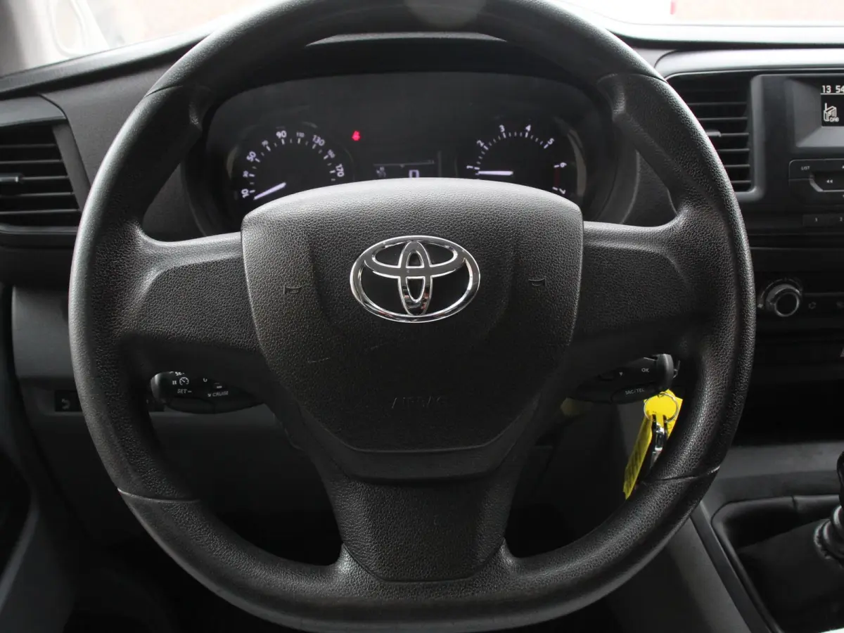 1.5 D-4D Cool Comfort Lang 9 Persoons Stoelverwarming Cruise Control Parkeersensoren DAB Bluetooth Airco