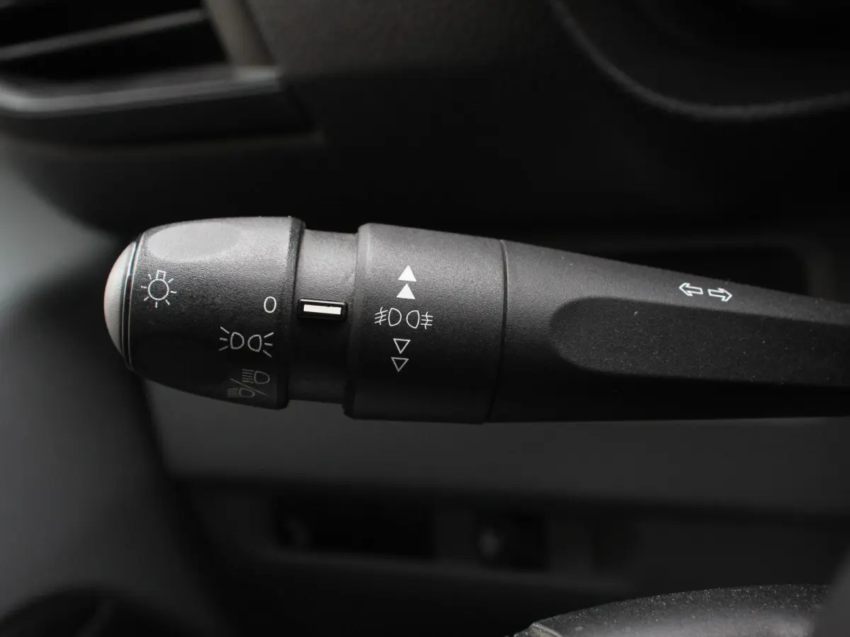 1.5 D-4D Cool Comfort Lang 9 Persoons Stoelverwarming Cruise Control Parkeersensoren DAB Bluetooth Airco