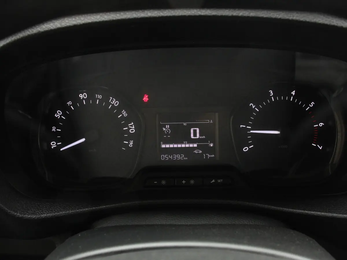 1.5 D-4D Cool Comfort Lang 9 Persoons Stoelverwarming Cruise Control Parkeersensoren DAB Bluetooth Airco
