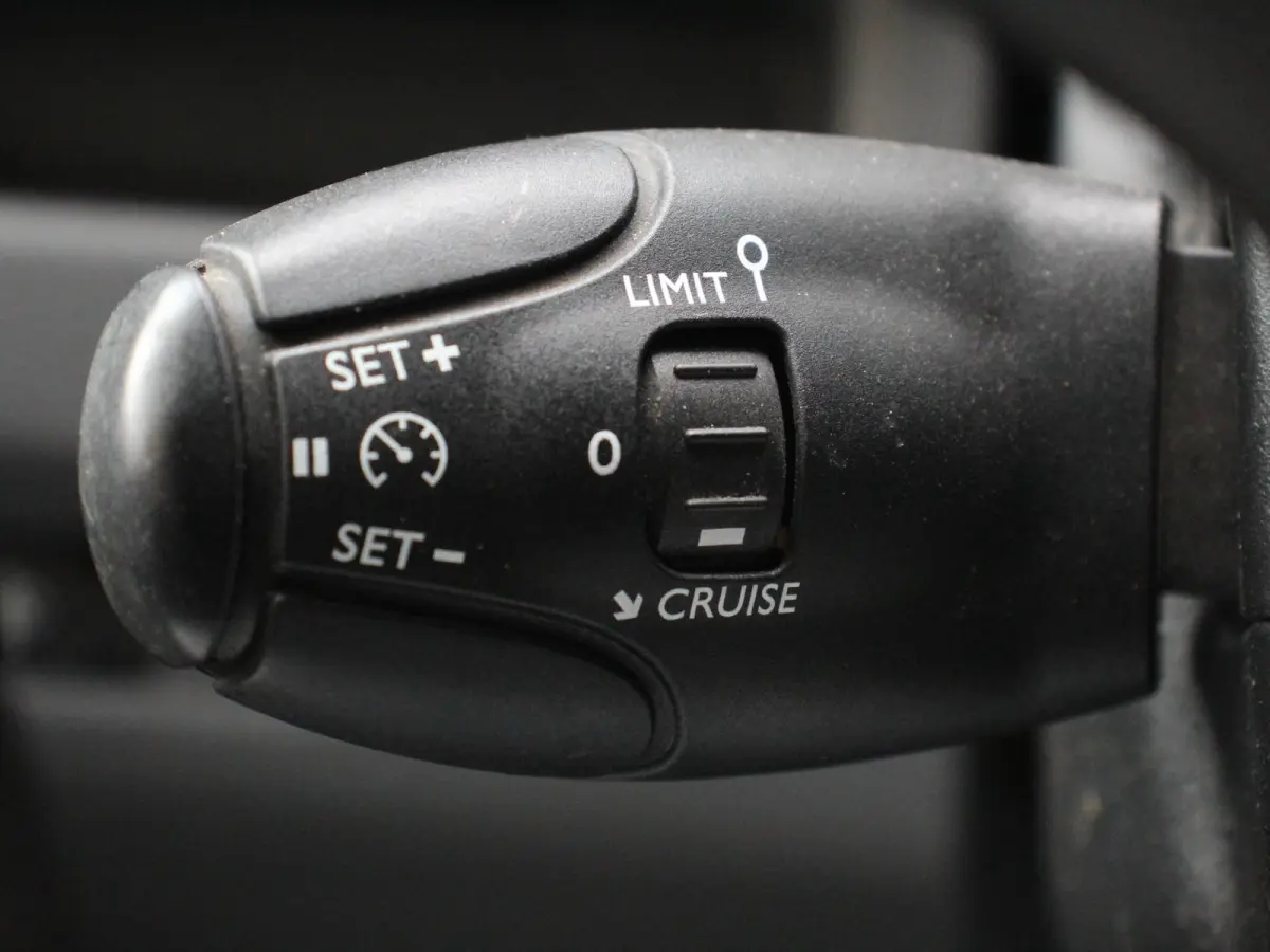 1.5 D-4D Cool Comfort Lang 9 Persoons Stoelverwarming Cruise Control Parkeersensoren DAB Bluetooth Airco