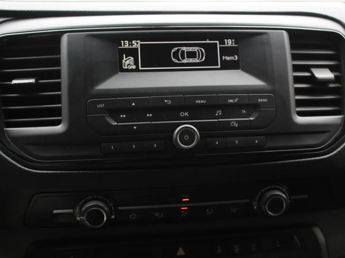 1.5 D-4D Cool Comfort Lang 9 Persoons Stoelverwarming Cruise Control Parkeersensoren DAB Bluetooth Airco