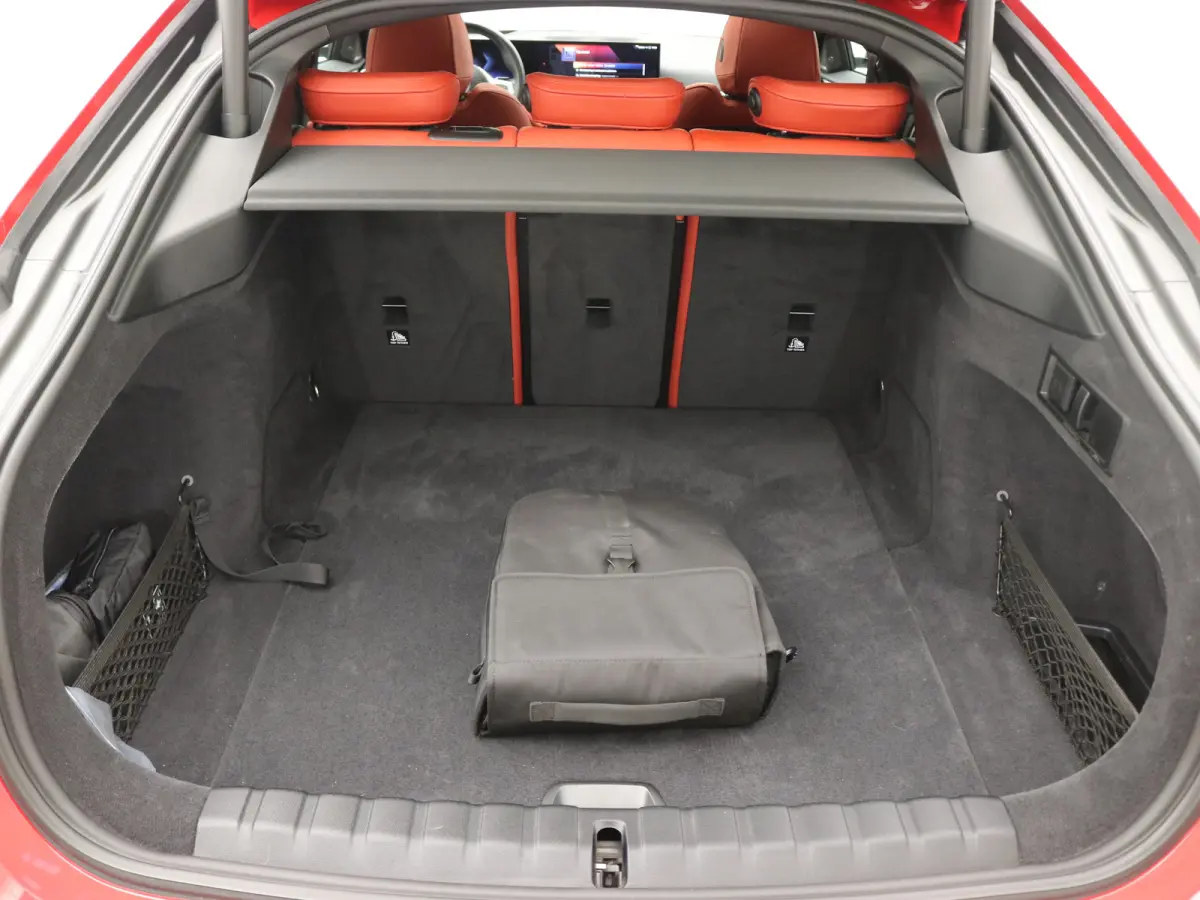 M50 High Executive 84 kWh / AWD / 544PK / 450 km WLTP / Warmtepomp / 3 Fase laden / M-Performance pakket / Harman Kardon / Full Option / Historie aanwezig /