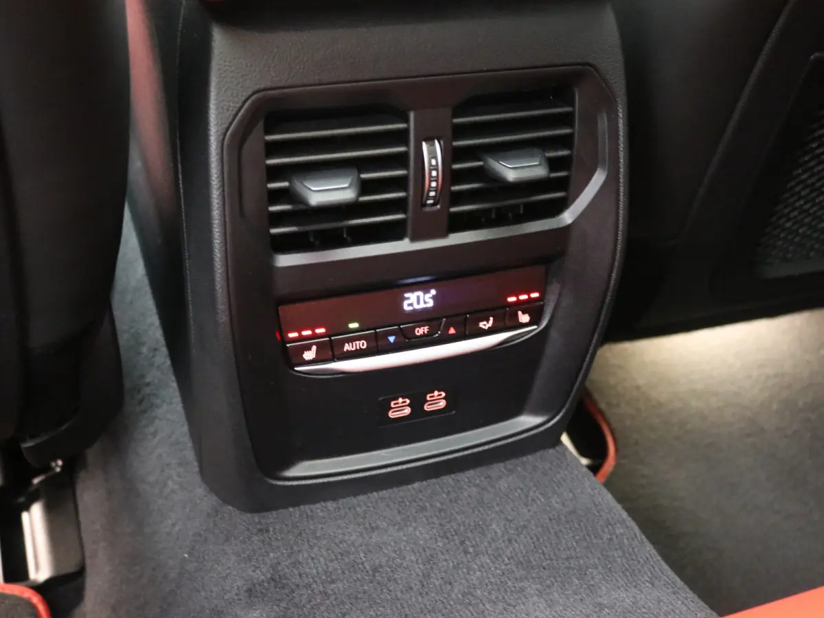 M50 High Executive 84 kWh / AWD / 544PK / 450 km WLTP / Warmtepomp / 3 Fase laden / M-Performance pakket / Harman Kardon / Full Option / Historie aanwezig /