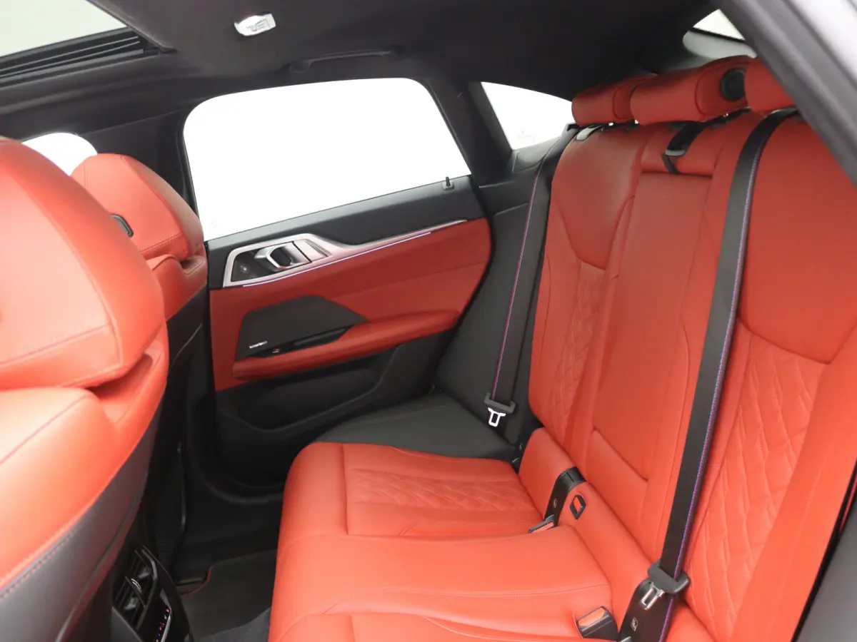 M50 High Executive 84 kWh / AWD / 544PK / 450 km WLTP / Warmtepomp / 3 Fase laden / M-Performance pakket / Harman Kardon / Full Option / Historie aanwezig /