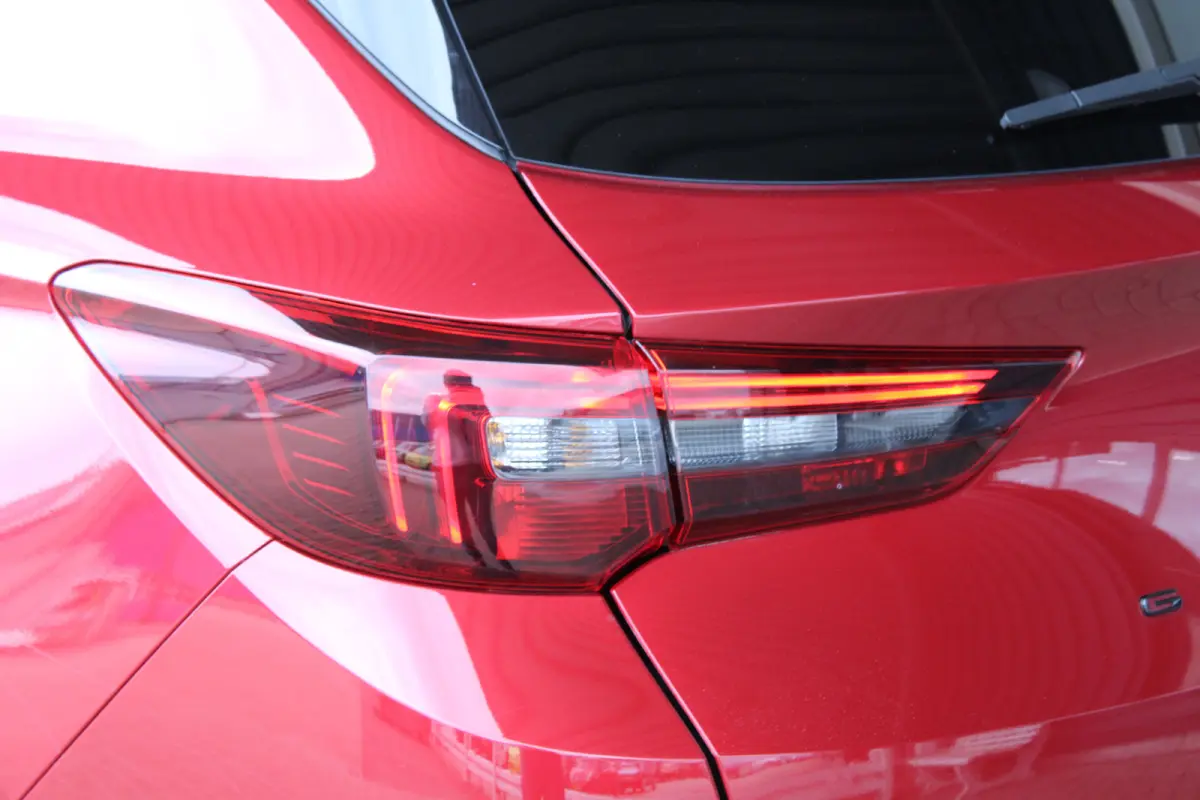 1.6 Turbo Hybrid Elegance | Alcantara bekleding | Afneembare trekhaak | Adaptieve cruise control |