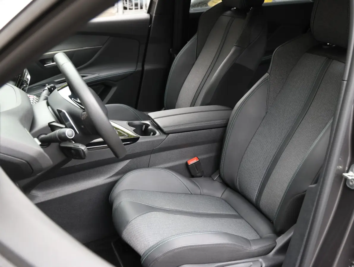 1.2 145pk Hybrid Allure Pack Business 7-persoons | 3 stoelen achterin | Navigatie | Camera | Apple Carplay en Android Auto |