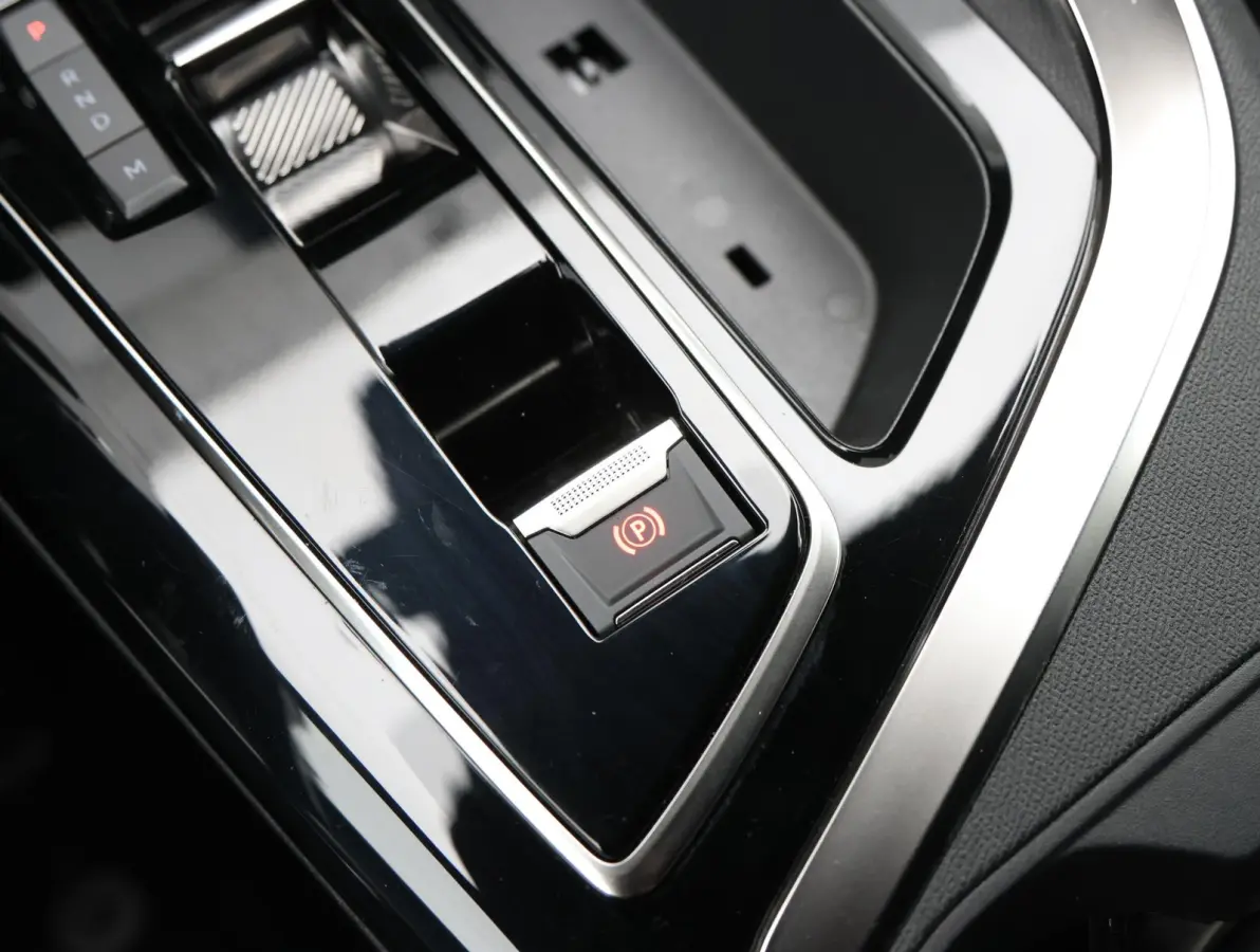 1.2 145pk Hybrid Allure Pack Business 7-persoons | 3 stoelen achterin | Navigatie | Camera | Apple Carplay en Android Auto |