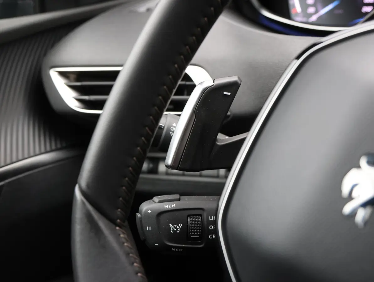 1.2 145pk Hybrid Allure Pack Business 7-persoons | 3 stoelen achterin | Navigatie | Camera | Apple Carplay en Android Auto |