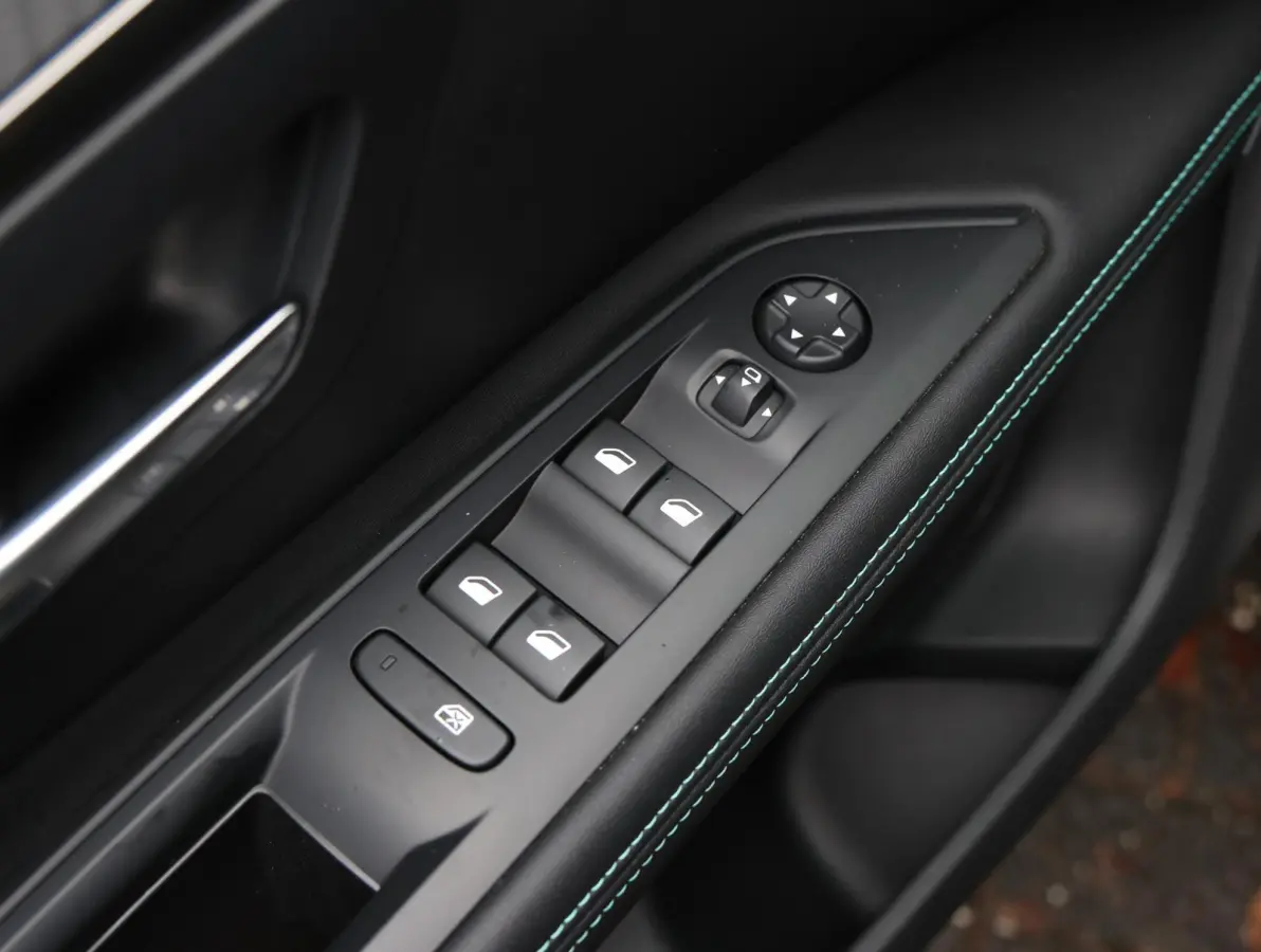 1.2 145pk Hybrid Allure Pack Business 7-persoons | 3 stoelen achterin | Navigatie | Camera | Apple Carplay en Android Auto |