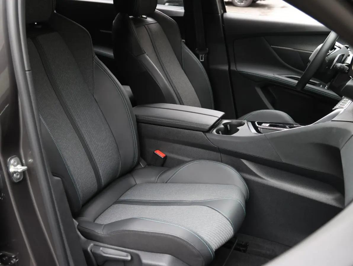 1.2 145pk Hybrid Allure Pack Business 7-persoons | 3 stoelen achterin | Navigatie | Camera | Apple Carplay en Android Auto |