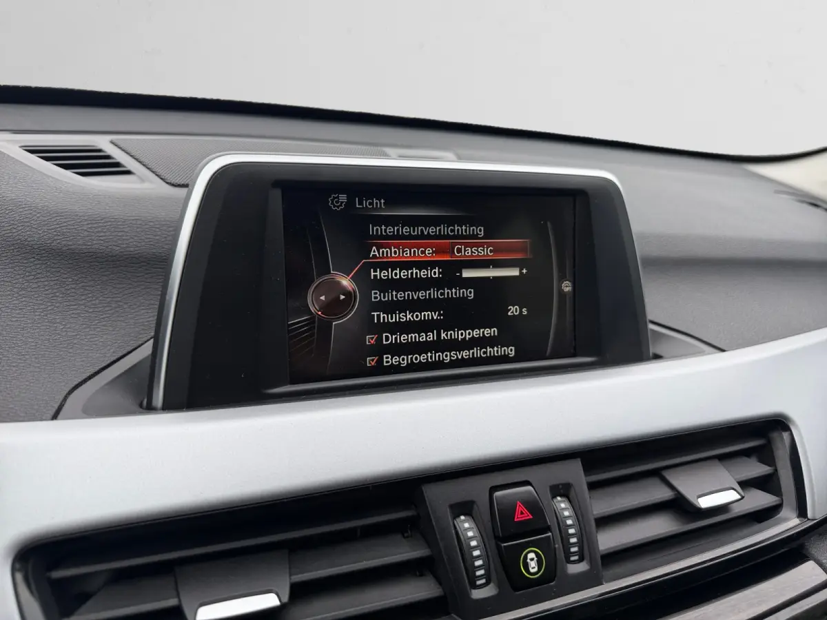 sDrive18i High Executive Aut- Lane Assist, Park Assist, Trekhaak, Xenon Led, Privacy Glass