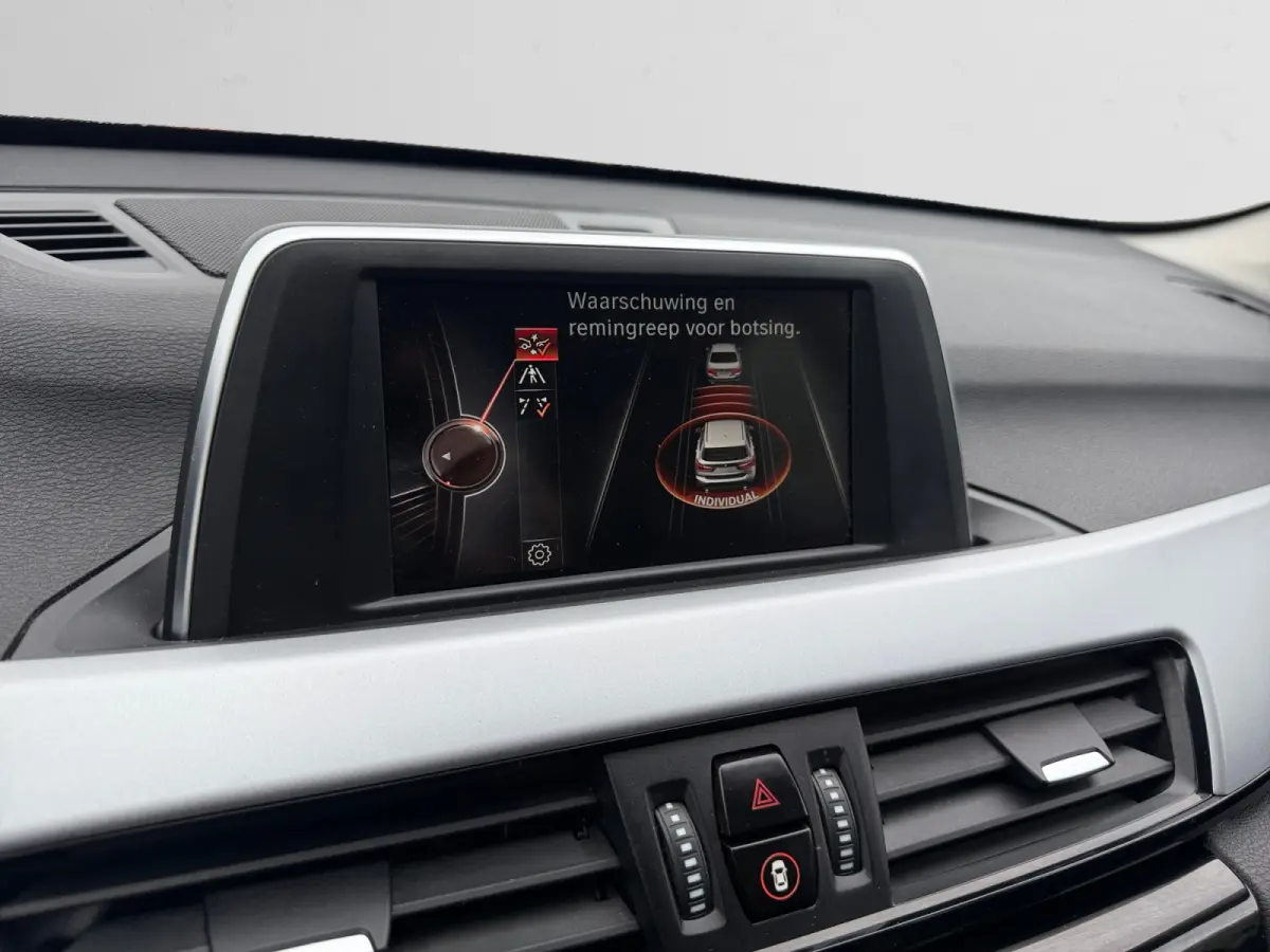 sDrive18i High Executive Aut- Lane Assist, Park Assist, Trekhaak, Xenon Led, Privacy Glass