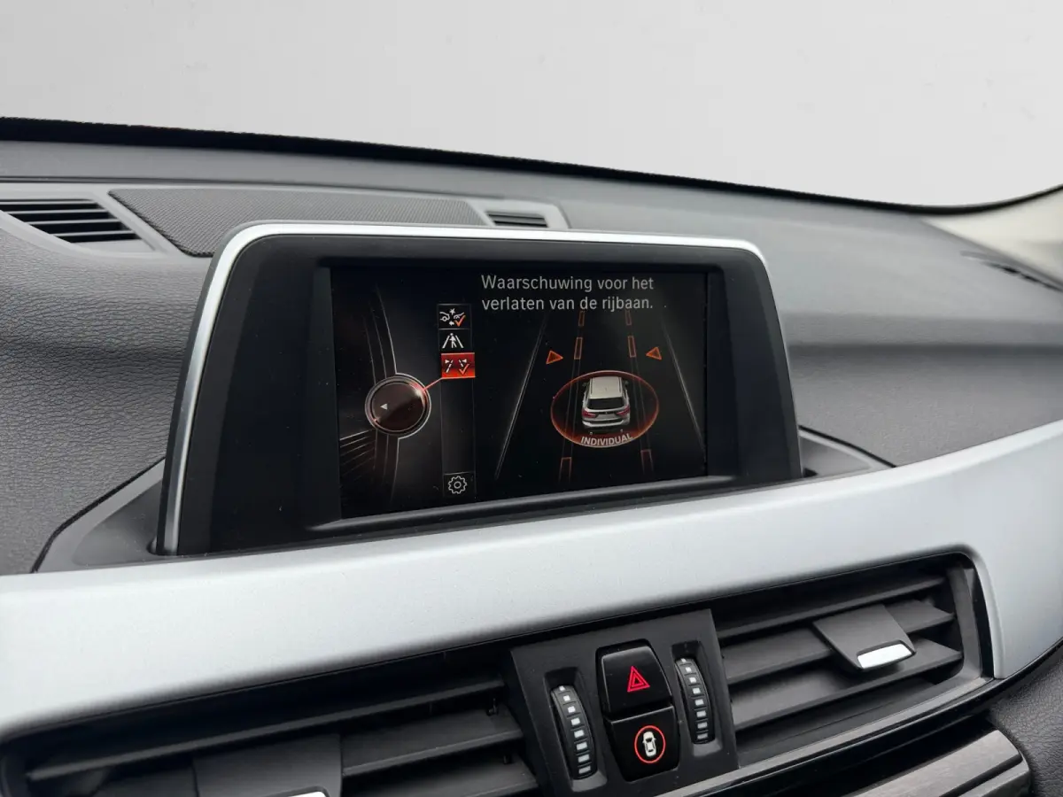 sDrive18i High Executive Aut- Lane Assist, Park Assist, Trekhaak, Xenon Led, Privacy Glass