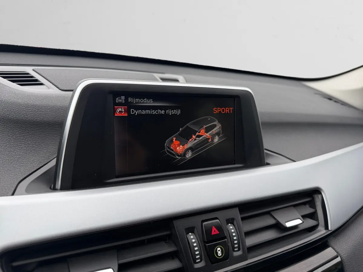 sDrive18i High Executive Aut- Lane Assist, Park Assist, Trekhaak, Xenon Led, Privacy Glass