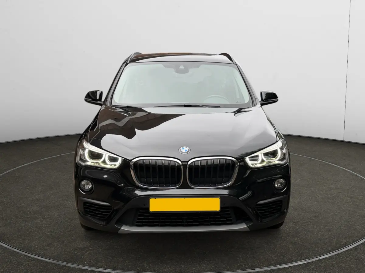 sDrive18i High Executive Aut- Lane Assist, Park Assist, Trekhaak, Xenon Led, Privacy Glass