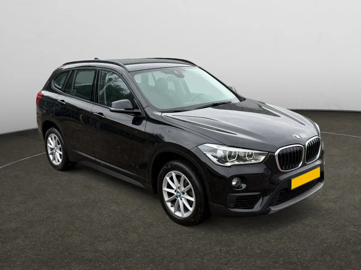 sDrive18i High Executive Aut- Lane Assist, Park Assist, Trekhaak, Xenon Led, Privacy Glass
