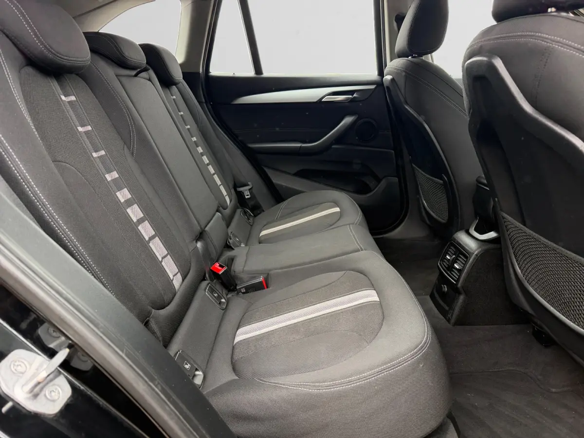 sDrive18i High Executive Aut- Lane Assist, Park Assist, Trekhaak, Xenon Led, Privacy Glass
