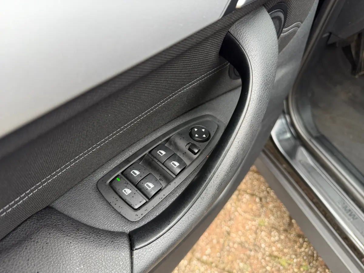 sDrive18i High Executive Aut- Lane Assist, Park Assist, Trekhaak, Xenon Led, Privacy Glass