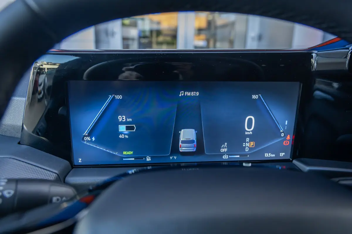 Cust. 340 L2H1 Limited 71 kWh | Nieuwe bus! | Camera | Apple Carplay/Android Auto | Stuur/stoel/voorruit verwarming | Digitaal dashboard | 2 zitplaatsen rechtsvoor | Achteruitrijcamera | App