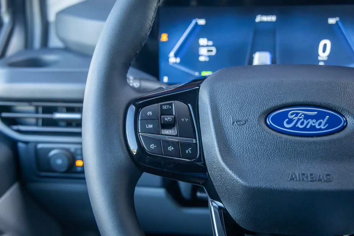 Cust. 340 L2H1 Limited 71 kWh | Nieuwe bus! | Camera | Apple Carplay/Android Auto | Stuur/stoel/voorruit verwarming | Digitaal dashboard | 2 zitplaatsen rechtsvoor | Achteruitrijcamera | App