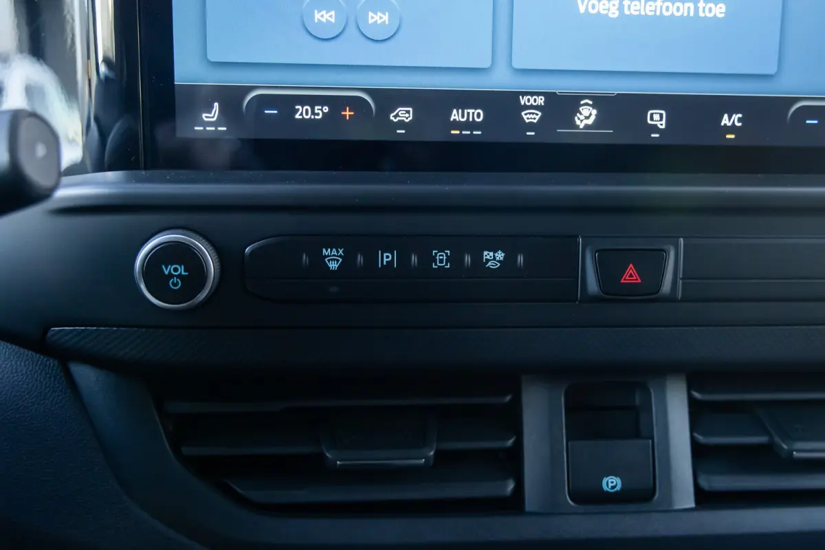 Cust. 340 L2H1 Limited 71 kWh | Nieuwe bus! | Camera | Apple Carplay/Android Auto | Stuur/stoel/voorruit verwarming | Digitaal dashboard | 2 zitplaatsen rechtsvoor | Achteruitrijcamera | App